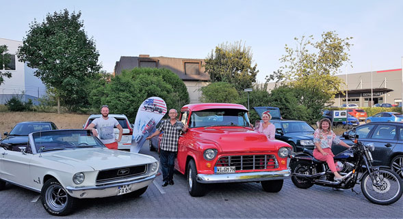 Vom Ford Mustang aus den 60ern über einen Chevy 3100 Pickup Truck aus dem Jahr 1957 bis zur Stil-Ikone Harley Davidson – Organisator Peter Röhrig vom Hotel Courtyard by Marriott (2. v. l.) zeigte sich zufrieden zwischen US-Cars und Bikes. Foto: HDS